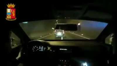 Pursuit of the Italian Police. The criminal is very good at driving...