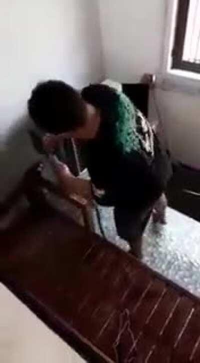 Quando eu tento ajudar minha mãe na limpeza de casa