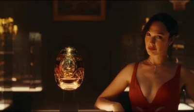 Gal Gadot pulls off an A cup so fucking well (Red Notice)