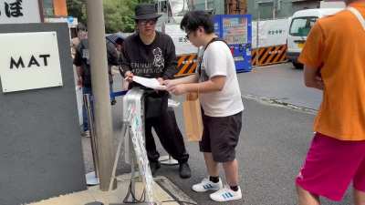Bonus! Here's a quick video of Mr. Oshikiri, Rensuke, the creator of Hi-Score Girl, signing autographs!