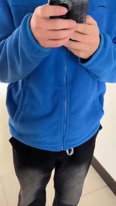 3月8日，长安大学，一名男学生在教学楼女厕所偷拍被一名女生当场发现。学生称，学校目前没有回应，在校园频道做删帖处理。