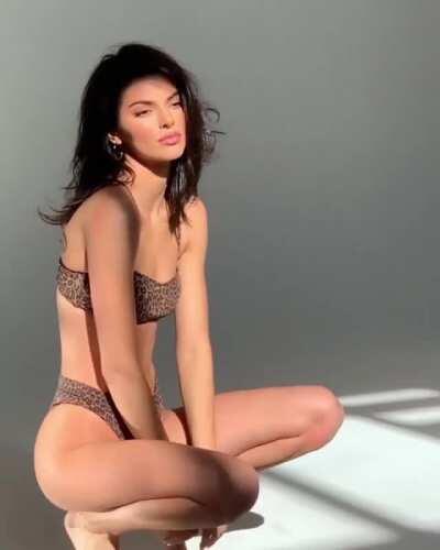 Kendall Jenner doin’ her thing (GFY)