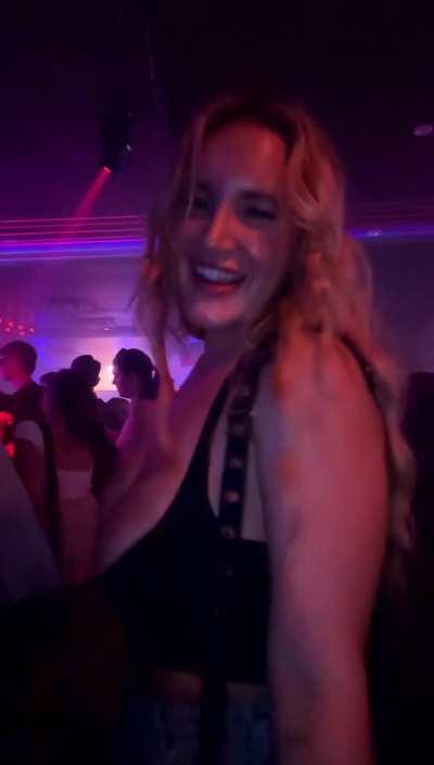 Flashing in a full club 🥰