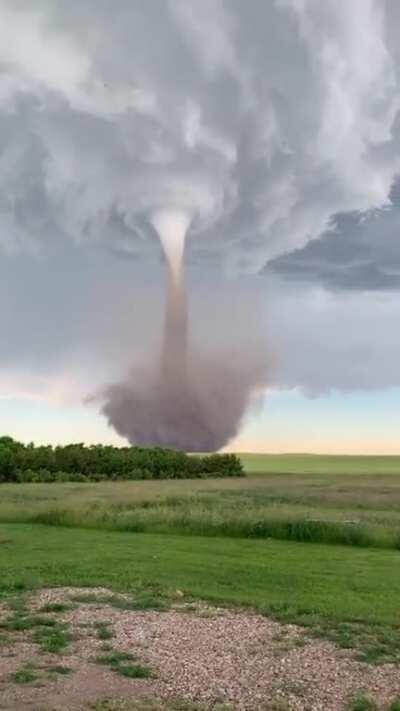 🔥 Terrifying tornado appears to move in slow motion