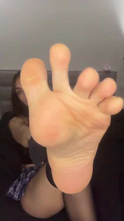 my feet smell so good it makes me horny.