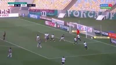 Aqui está mais um exemplo de como se defender com o Gabriel. Primeiro você só olha pra bola e esquece o resto, depois marque o zagueiro do seu próprio time, zagueiro esse que tava marcando ninguém e ainda quase saiu do campo. Eu não sei mais de nada.