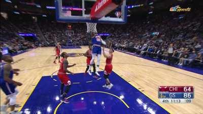 [Highlight] Steph's gravity screen for Kuminga gives him the open lane