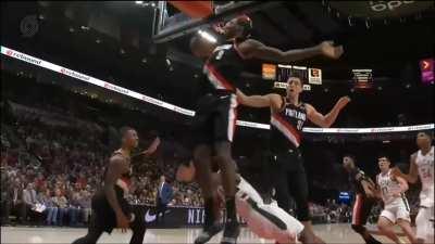 [Highlight] Eric Bledsoe gets blocked by three separate Blazers with one using their face