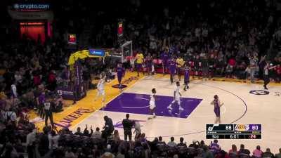 [Highlight] Lebron slams one down in transition as Lakers go on a 11-3 run