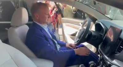 Brand new Lada refuses to start in front of journalists 