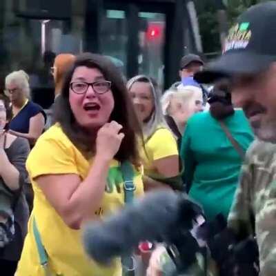 Esse video é MT engraçado kkk , bolsominion é muito doido mesmo , zuaram a mulher pq ela estava com 2 mascaras (e tudo grupo de risco ainda por cima) , oq o bolsonarismo não faz com essa gente , deixaram de ser humanos , e viraram LOUCOS