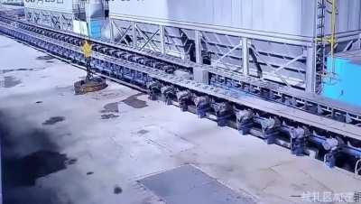 On August 23, a steel bar just out of the furnace in Wuzhou Iron and Steel Plant in Guangxi, China suddenly fell, and a worker just walked over, brushing shoulders with death