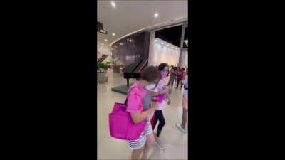 A random person saw a piano in a mall and started playing Leni Robredo's campaign song