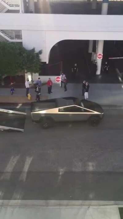 Cybertruck driving to LA Centre