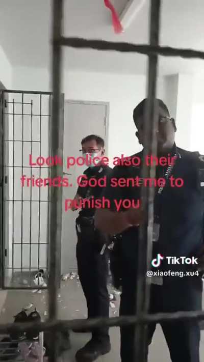 Racist lady rejects Singapore Police Force Malay & Indian police officers as 