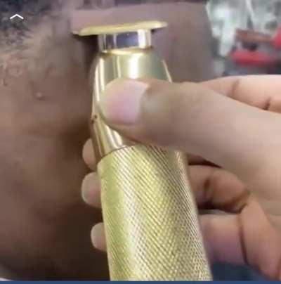 This clipper outlining hair