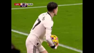 If look could kill, Van Djik was too tired to shout by the end of it. There is literally a minute and bit difference between the two clips.