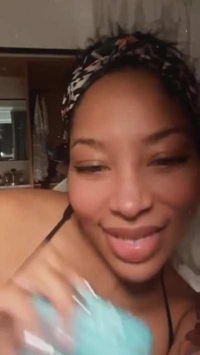 K M!chelle showing off fat ma on ig live for $1000😭😫😍