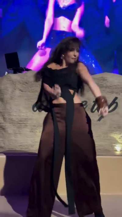 Nora performing on her new song