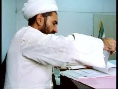 A 16 years old girl trying to divorce her 38 yo husband in an Iranian divorce court.