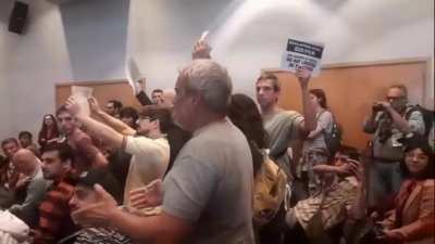 "Est&aacute;n hambreando al periodismo" mientras Fontevecchia (Perfil), Roa (Clar&iacute;n) y Rebord daban una charla, un grupo de trabajadores los interrumpi&oacute; porque no firman paritarias y tienen salarios de hambre