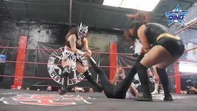 Double team wishbone low blow in Estrellas