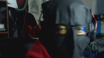 Mi viejo a las 3 de la tarde escuchando radio y tomando vino.