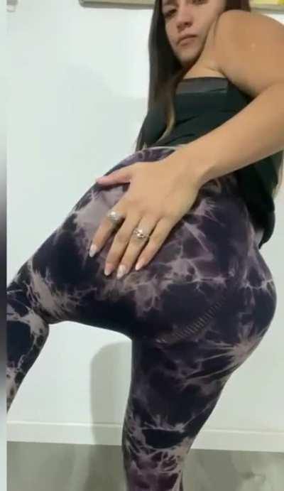 I want you to be my slave and eat my stinky farts 💨