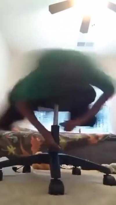 POV: eu com 8 anos quando via uma cadeira que gira