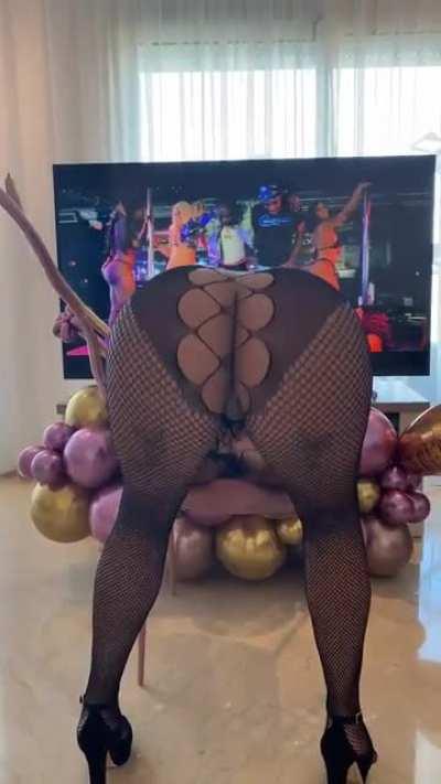 40 mom of 1, Be honest would u jerk off to my nudes if i send u some ?