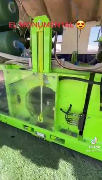 Así ponen el césped sintético en la cancha de River.