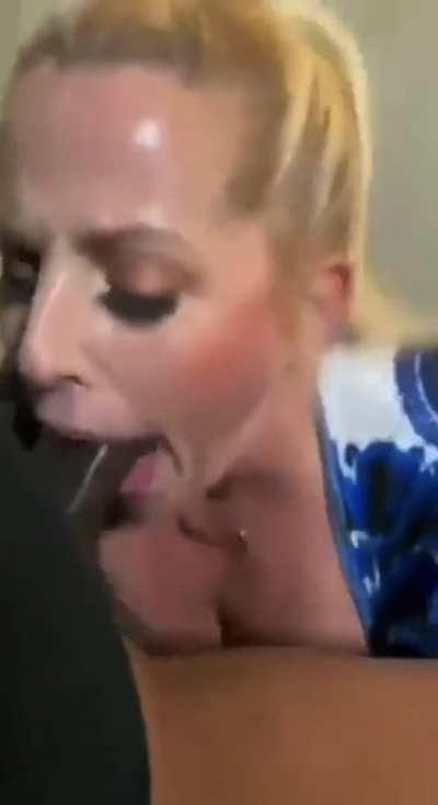 Mom of two hasn't forgotten how to throat big cocks ðð