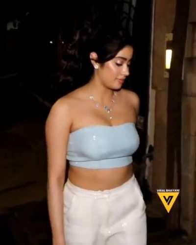 Arre janhvi Kapoor ma'am ruko zara