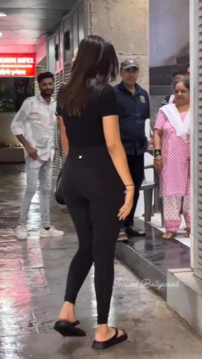 Salman ne iss randi ko ek chhote role ke liye pata nahi kitni baar iski gaand maari hai, kya mast shape bana di hai bhai ne ahh. Roz gym jaakar shape me rakhti hai aur hame dikhakar muth nikalwaati hai chinaal saali. (a short compilation of Saiee Manjreka