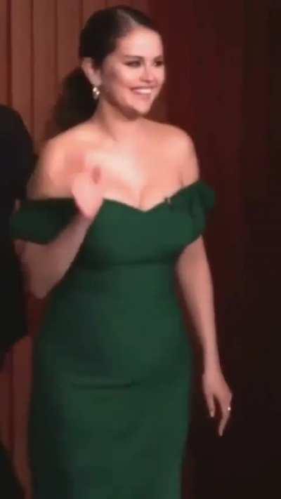 She's effortlessly so hot, wanna squeeze her curves so bad