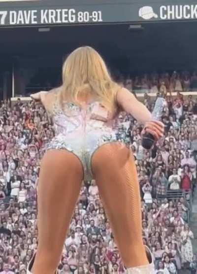 I’d love to eat Taylor Swift‘s ass like the cake it is