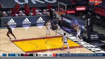 [Highlight] Bam dunks on Cauley-Stien