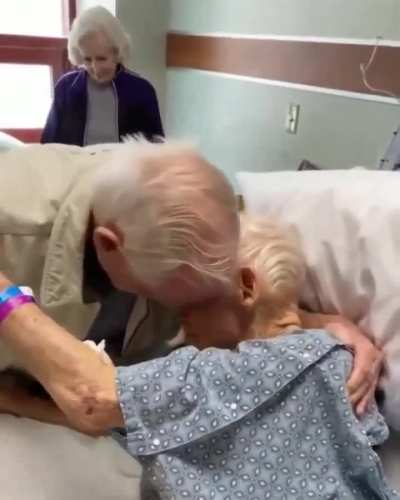 Zyada kuch nhi, bas ek 92 year old gentleman saying goodbye to his brother