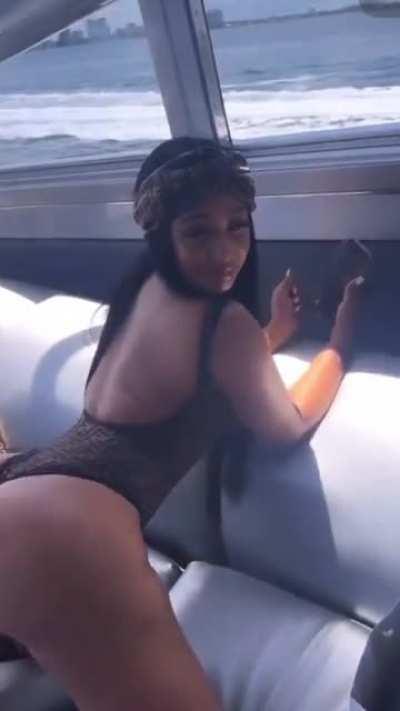 Ohsoyyoujade shaking 🍑