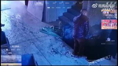 Woman Carrying Child Falls in Stairwell Without Handrail After Missing a Step 楼梯没有护栏，女人抱小孩踩漏
