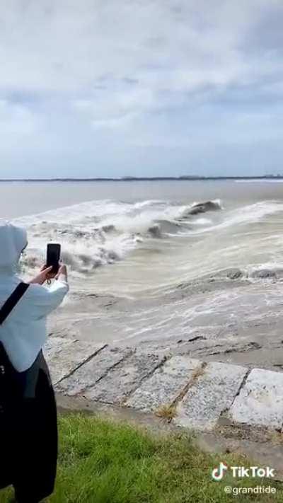 Don’t fall into the Quiantang River... you might be swept away