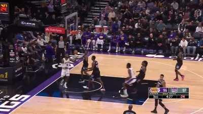 [Highlight] LeBron and Westbrook connect on a long distance alley oop