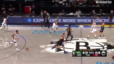 [Highlight] The Nets keep giving Giannis the pull-up from the top of the key, and he keeps taking it