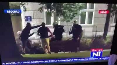 Насилни неки момци, седе на клупици