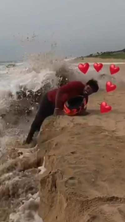 WCGW while walking on edge of eroding sand during hightide.