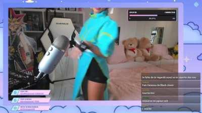 Julia Cosplay Chun-Li. Si vous avez la rediff ou d'autres moments je suis preneur.