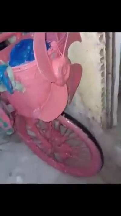 Como que o véio ainda anda nessa bicicleta?