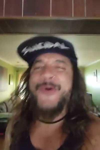 Un chico pagó un saludo para todo su grupo de amigos y este fue el resultado.