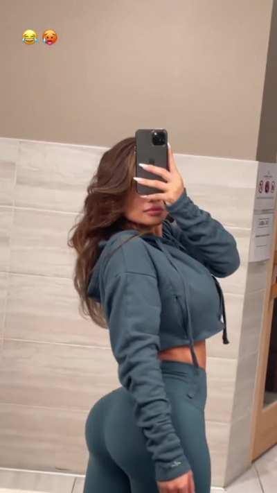 loves showing her thickness