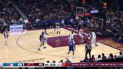[Highlight] Tyrese Maxey finishes a tough acrobatic layup going baseline!